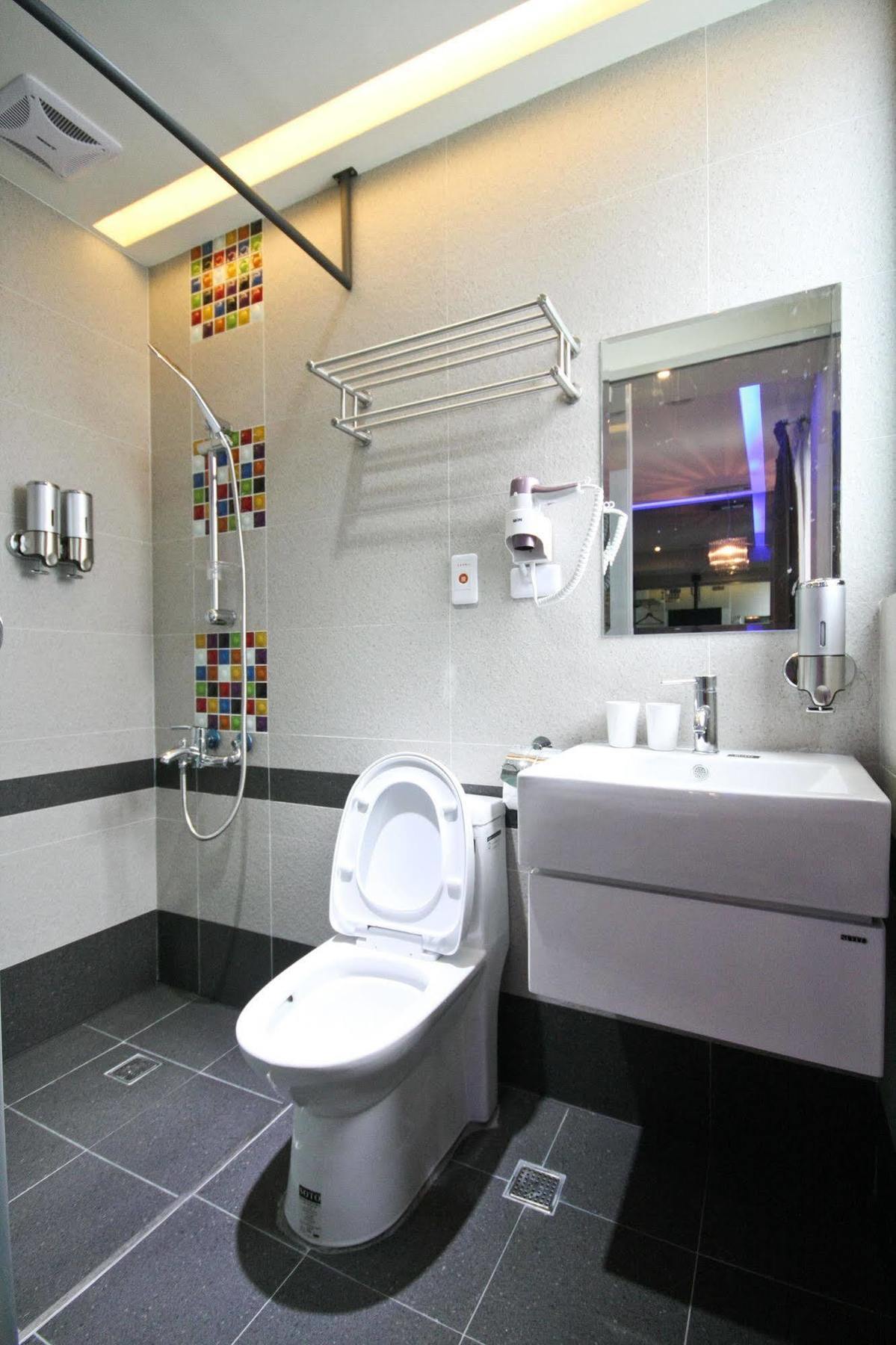 Check Inn Express Taichung Fuxing Hall 2 Exterior foto